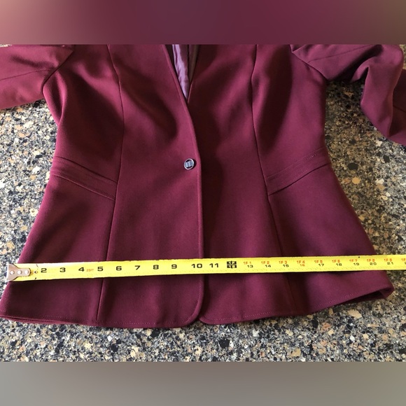 Tahari Arthur S. Levine Women’s lined jacket and pant suit in a deep wine shade - Picture 10 of 16